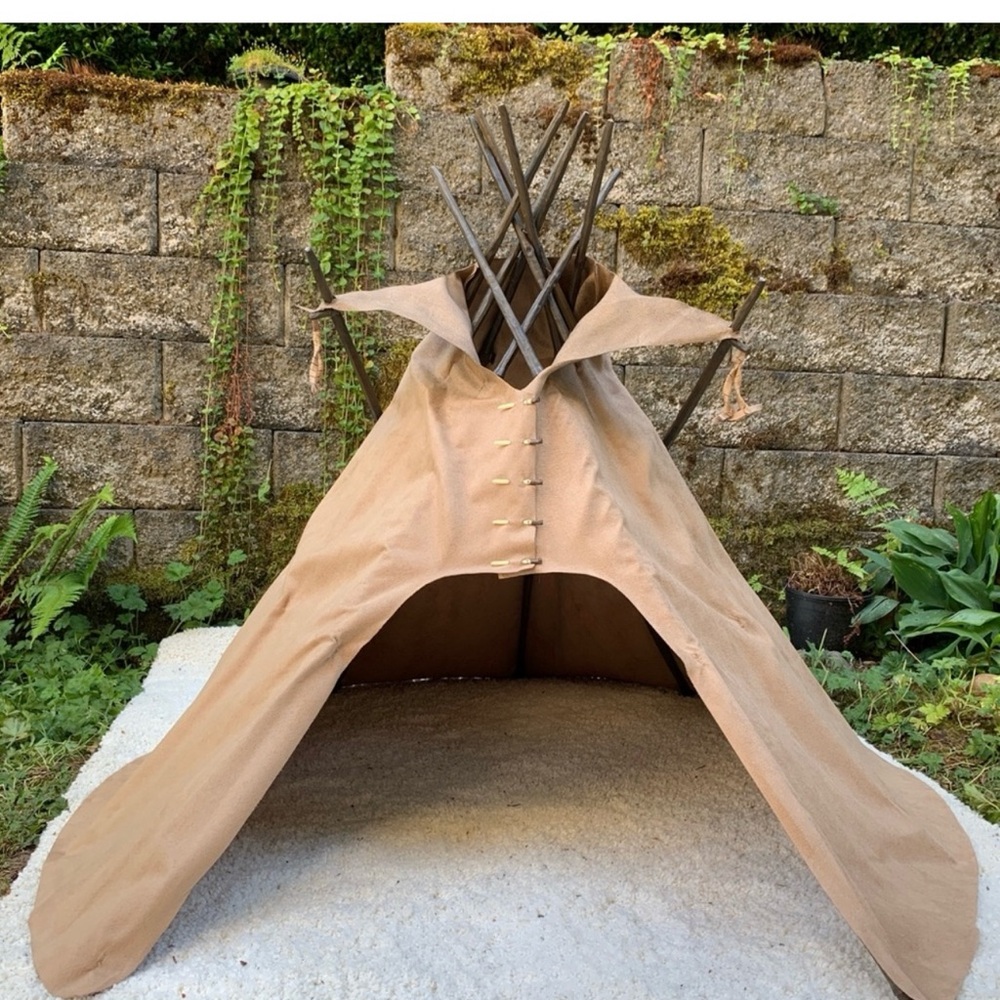 LIKE NEW American Girl Kaya Tepee Teepee Faux Suede Buckskin Tan Poles Pins EUC